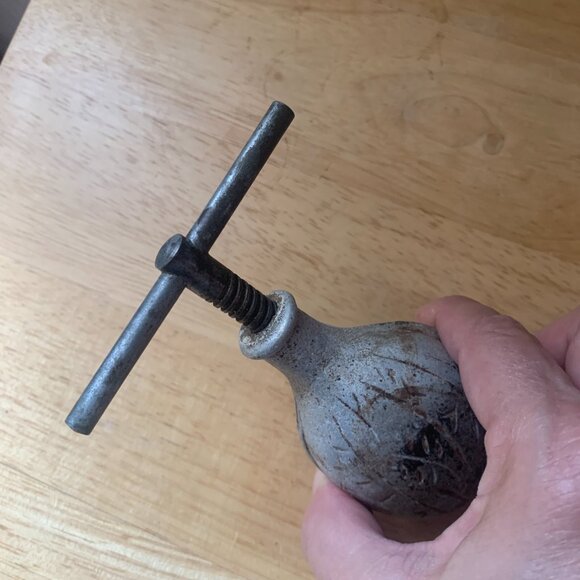 NUT CRACKER - Vintage WALNUT SHAPED Solid metal T-Bar Screw Vice Nut Cracker - Picture 7 of 9